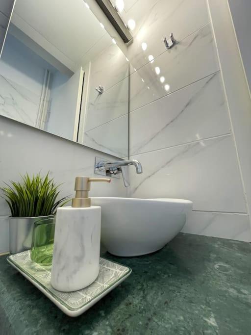 Stylish And Central Apt Near Acropolis - Avdi Square Афіни Екстер'єр фото